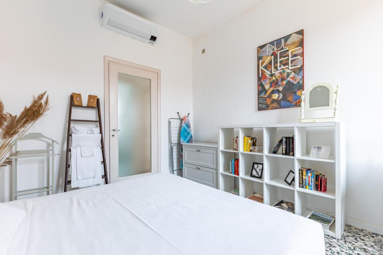 The Roof Apartment - Citycenter - By Host4U 帕维亚 外观 照片
